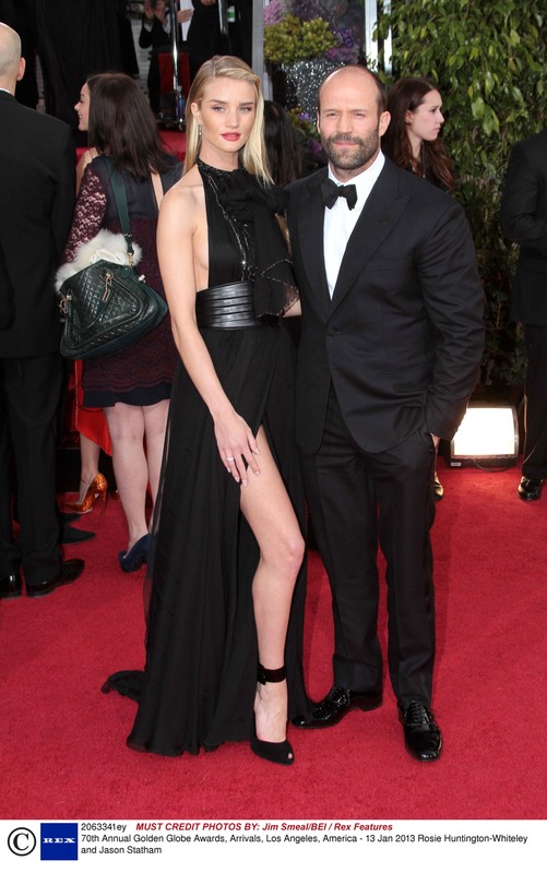 Rosie Huntington-Whiteley (w sukni Saint Laurent Paris) i Jason Statham na rozdaniu Złotych Globów 2013, fot. East News