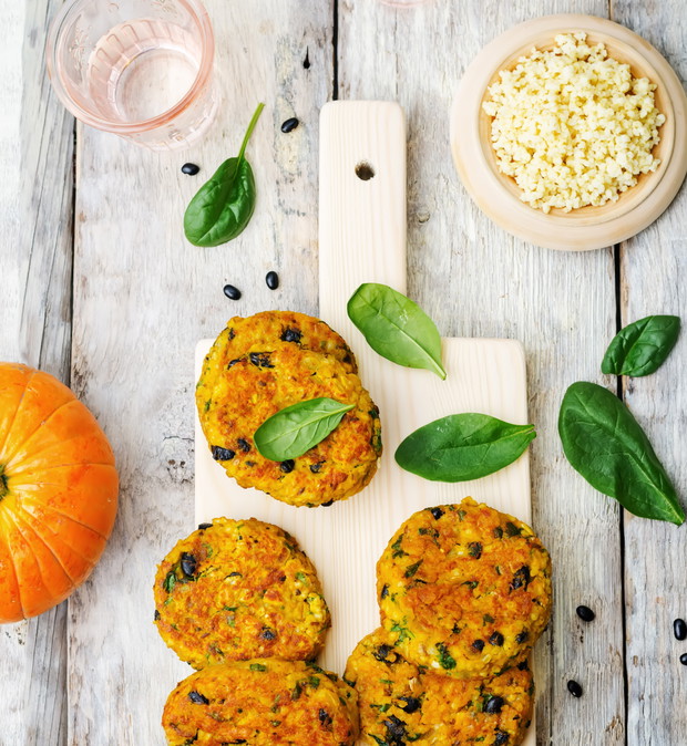 Dieta jaglana - zdrowe odchudzanie, fot. Fotolia3. Jaglane wege burgeryPrzepis:2 szklanki ugotowanej na wodzie kaszy jaglanej pół szklanki suszonych pimidorówjedna cebula5 pieczarekgarść liści szpinakułyżka oliwy2 łyżki sproszkowanego siemienia l