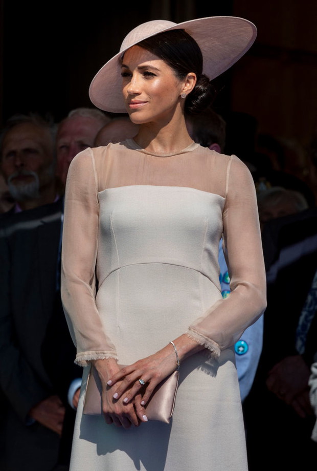 Księżna Meghan w cielistej sukience marki Goat