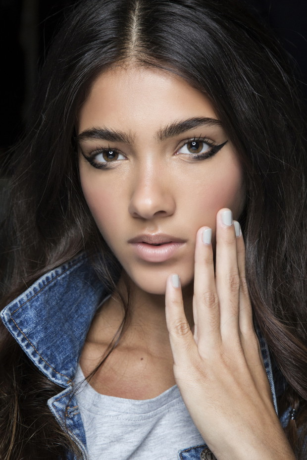 Błękitny lakier do paznokci, pokaz Jill Stuart