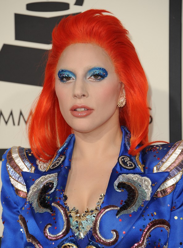 Grammy 2016: fryzury i makijaż gwiazd