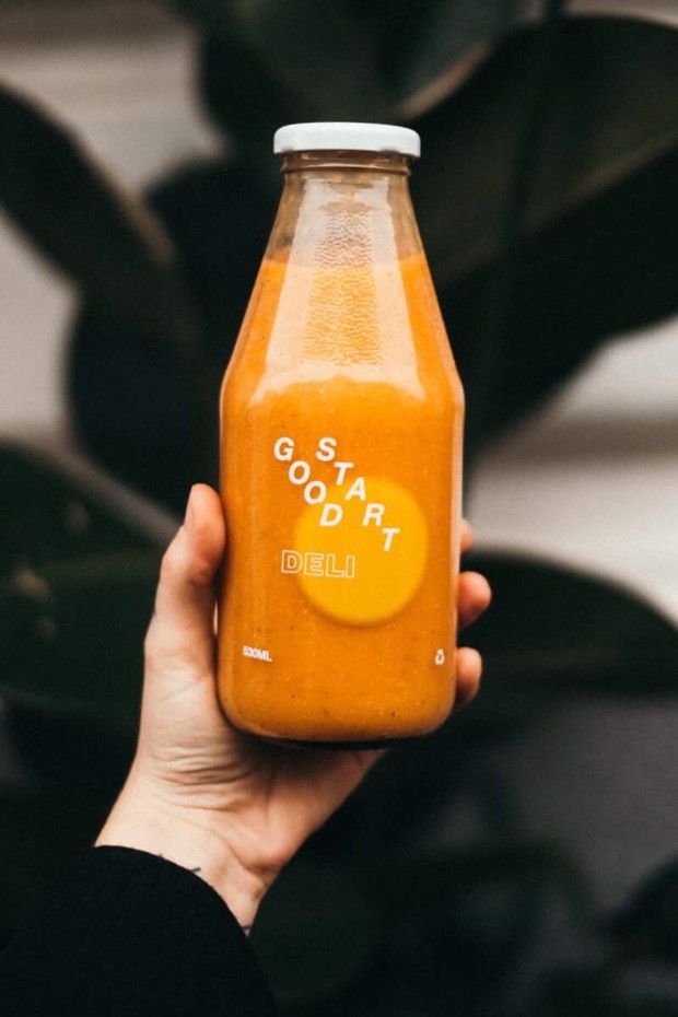 Good Start Deli: koktajl oczyszczający z mango, kurkumą i nasionami chia