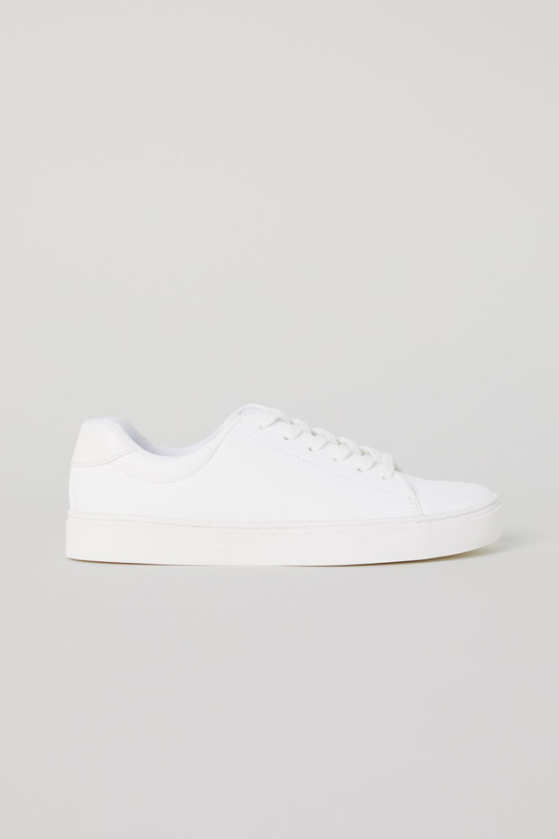 Buty na jesień do 100 zł: białe sneakersy