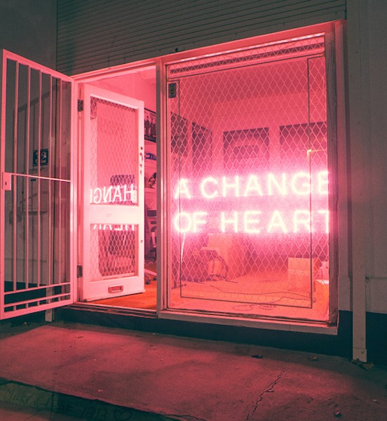 Inspirujące neony promujące nową płytę zespołu The 1975