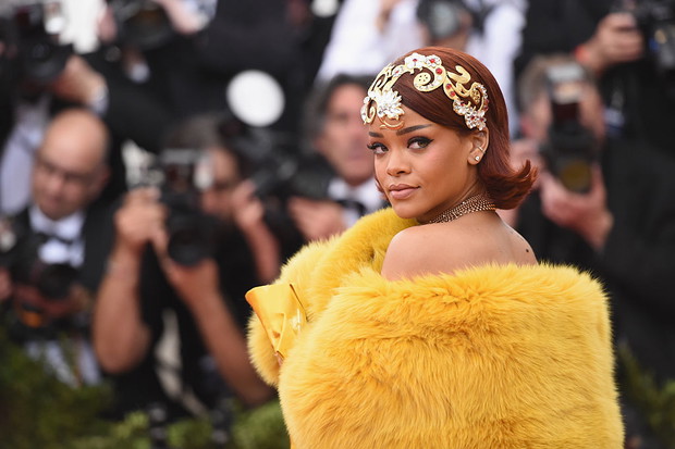 Rihanna w czerwonych włosach