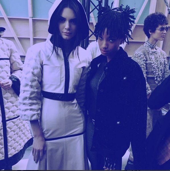 Willow Smith i Kendall Jenner na pokazie Chanel jesień-zima 2016/2017, fot. instagram gweelos