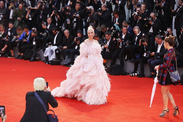 Lady Gaga na czerwonym dywanie w Wenecji