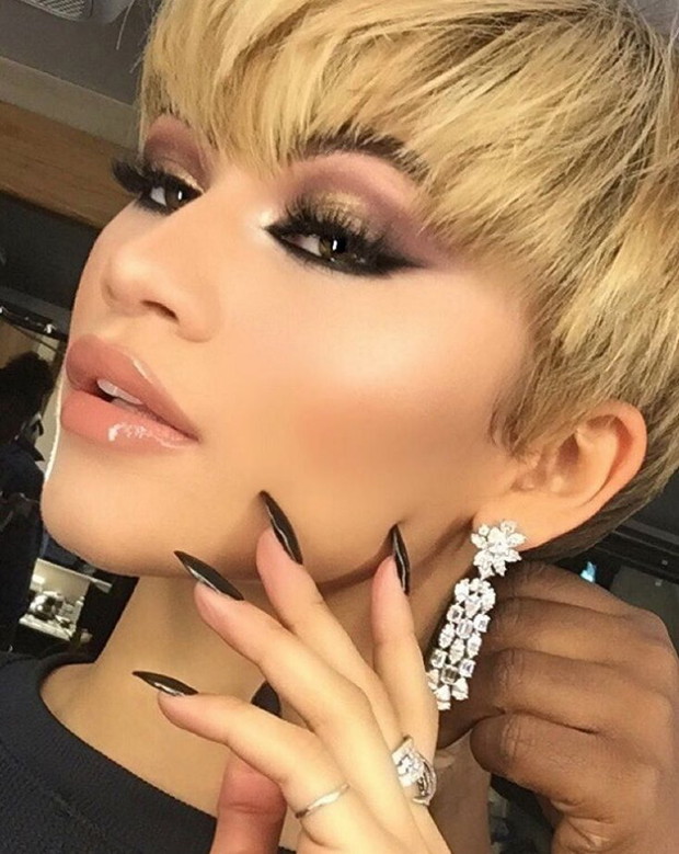 T-Rex Hands - nowy trend w robieniu selfie