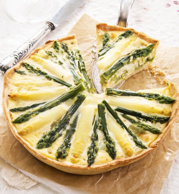 2. Tarta ze szparagami i serem kozim - przepisy na szparagi