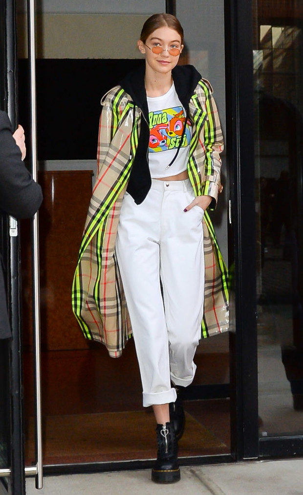 Gigi Hadid w lakierowanym trenczu w kratę
