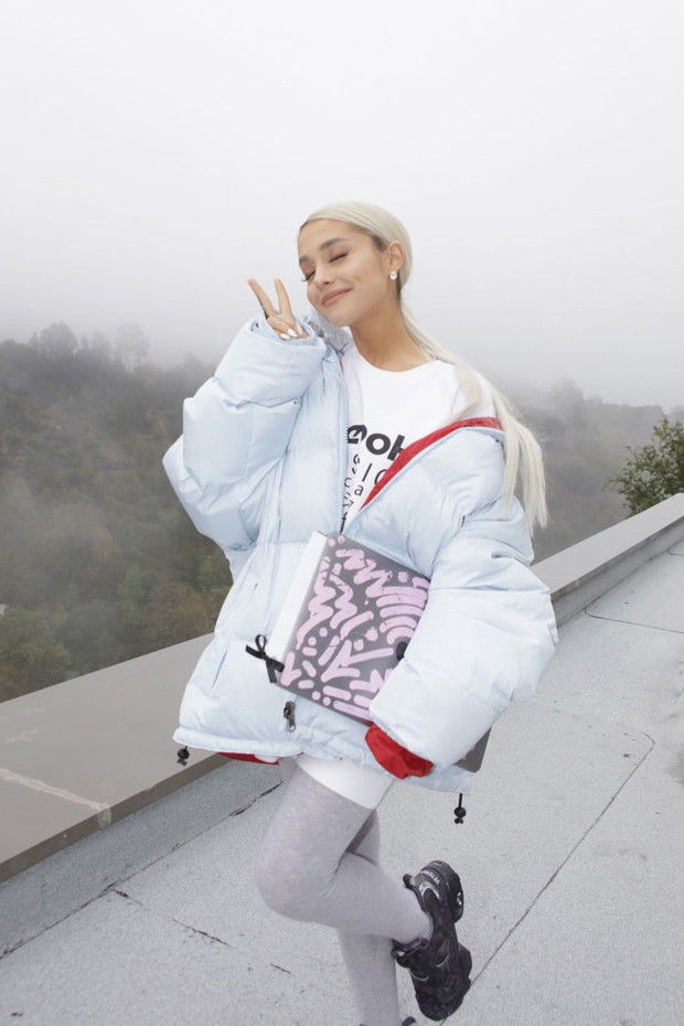 Ariana Grande w zimowej kurtce puchowej