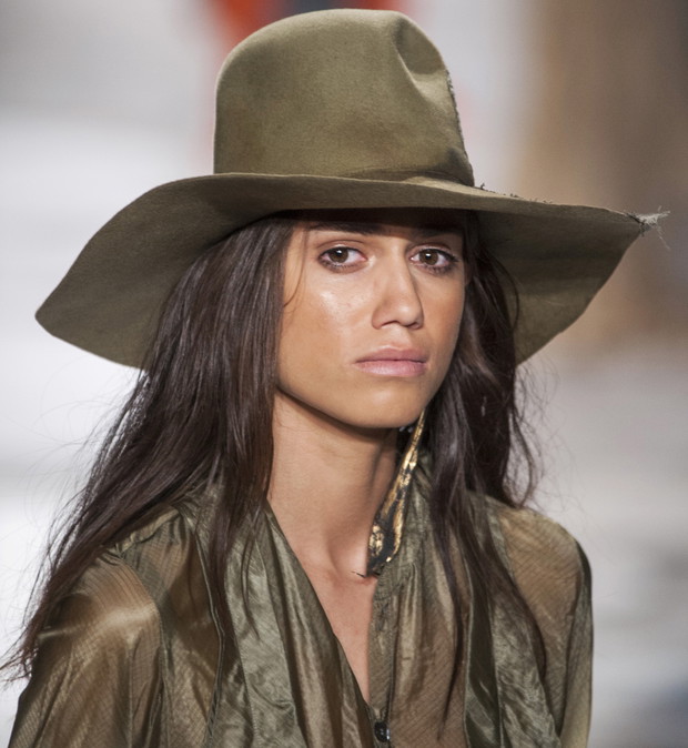 Modne nakrycia głowy na lato 2016, Greg Lauren, fot. Imaxtree