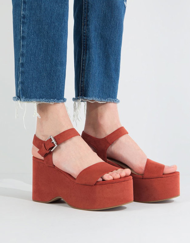 Modne sandały na koturnie - lato 2016, Pull&Bear, 139,00 zł, fot. mat. prasowe
