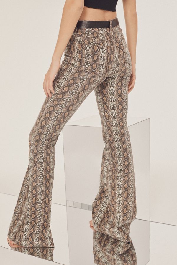 Wężowe spodnie Urban Outfitters