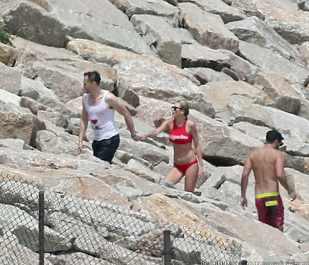 Taylor Swift i Tom Hiddleston z przyjaciółmi świętują 4 lipca na Rhode Island, 03.07.2016, fot. East News