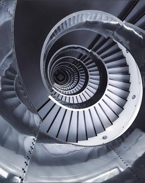#worldneedsmorespiralstaircases - schody kręcone na Instagramie, fot. via Instagram/worldneedsmorespiralstaircases