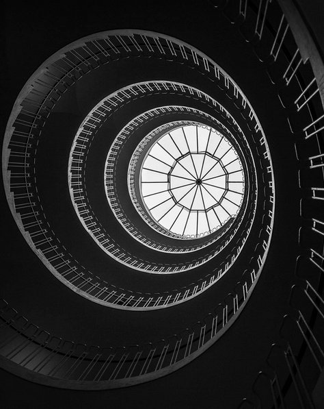 #worldneedsmorespiralstaircases - schody kręcone na Instagramie, fot. via Instagram/worldneedsmorespiralstaircases
