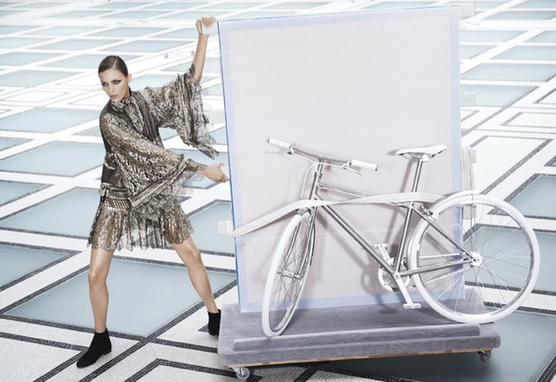 Anja Rubik w katalogu Bergdorf Goodman jesień-zima 2016/2017
