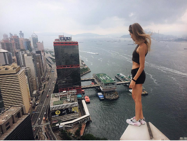 Ekstremalne selfie - zobacz zdjęcia Angeli Nikolau