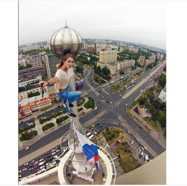 Ekstremalne selfie - zobacz zdjęcia Angeli Nikolau