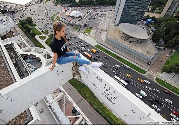Ekstremalne selfie - zobacz zdjęcia Angeli Nikolau