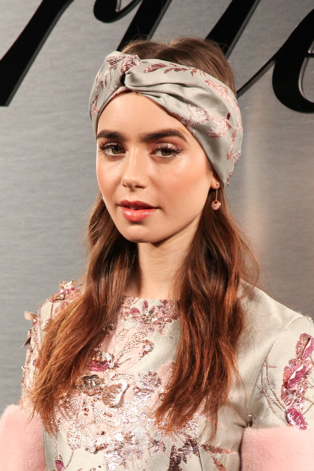 Fryzura Lily Collins - turban