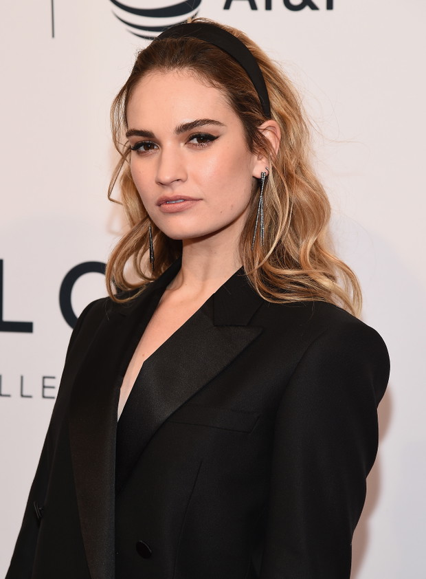 Fryzura Lily James - opaska