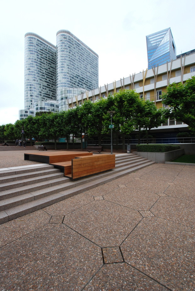 Miejskie meble Pawła Grobelnego w paryskiej dzielnicy La Defense