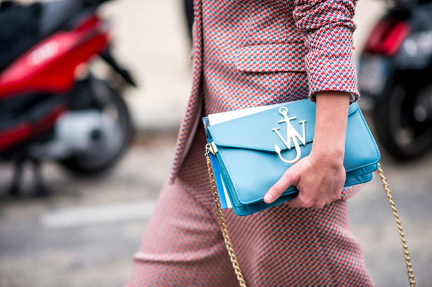 Street fashion: buty i akcesoria gości na pokazach SS17