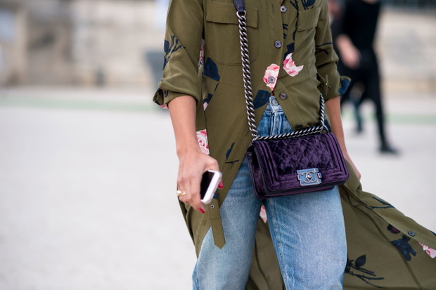 Street fashion: buty i akcesoria gości na pokazach SS17