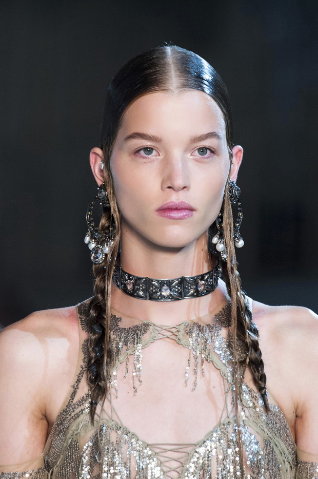 Etniczne warkoczyki Alexander McQueen