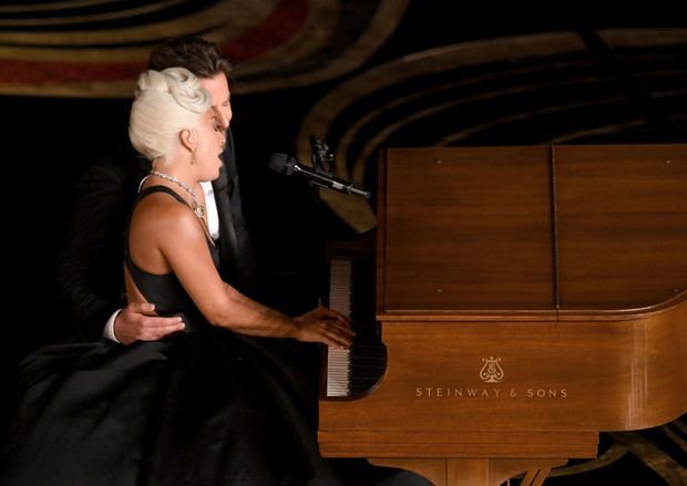 Oscary 2019: Lady Gaga i Bradley Cooper zaśpiewali Shallow. Zobacz ich występ