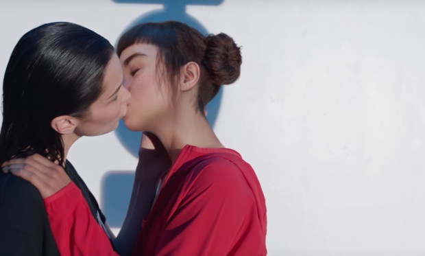 Bella Hadid całuje się z Lil Miquelą w kampanii Calvin Klein