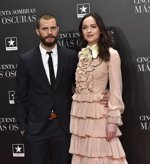 Jamie Dornan i Dakota Johnson (w sukni Gucci) podczas premiery filmu Ciemniejsza strona Greya w Madrycie, 8