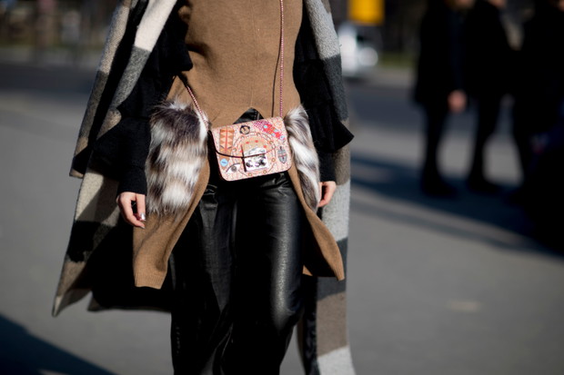 Street fashion: buty i akcesoria gości na pokazach haute couture SS17