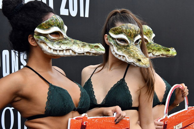 Protest PETA na London Fashion Week - modelki-krokodyle
