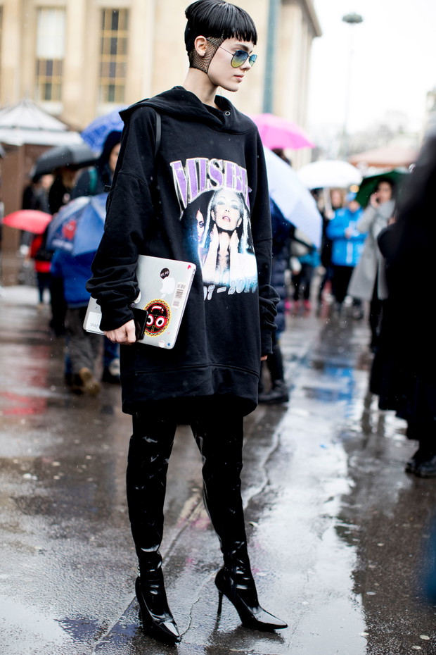Street fashion: modelki off duty na Paris Fashion Week AW17
