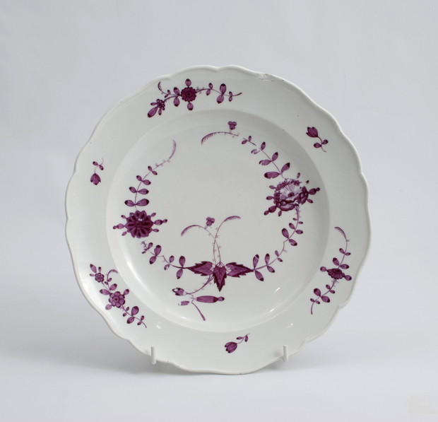 Talerz, ok.1775 (okres Marcoliniego), kwiaty purpurowe, Królewska Manufaktura Porcelany w Miśni, zbiory prywatne, fot.B.Szfrańska
