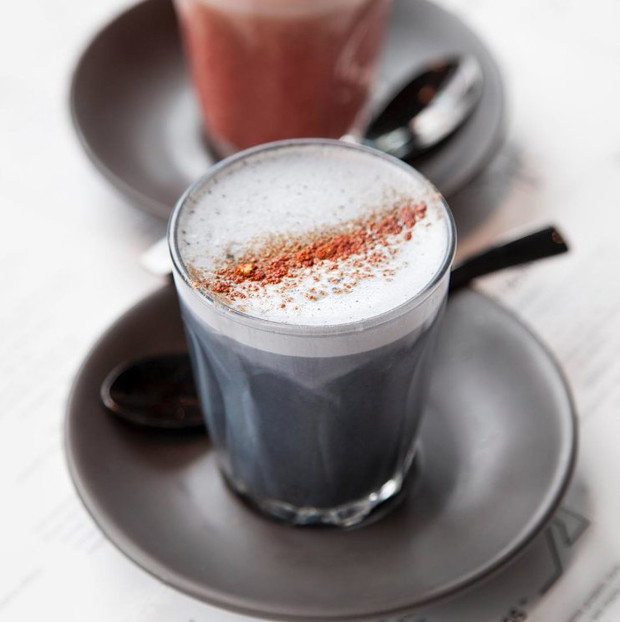 Trendy kulinarne 2017: czarne latte z węglem aktywnym