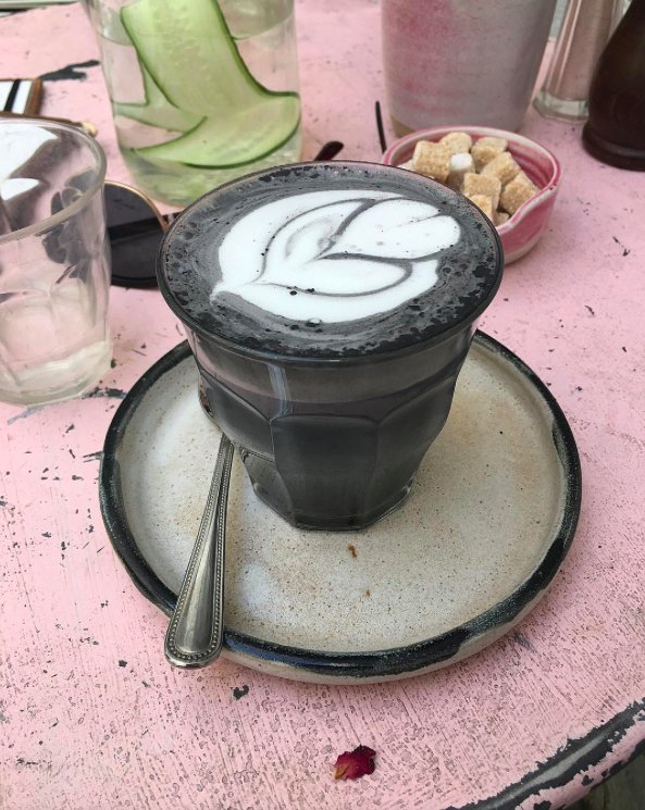 5. Czarne latte z węglem aktywnym