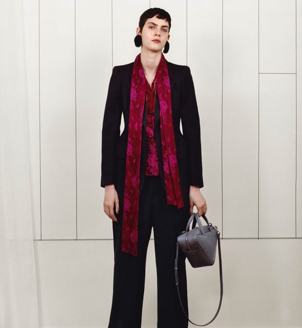Brązowy garnitur z różowym szalem Balenciaga Pre-Fall 2017
