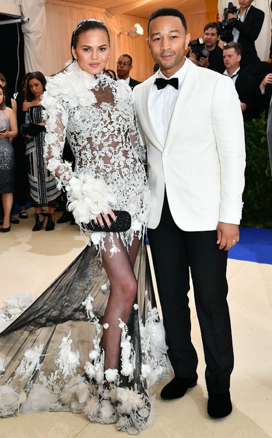 Chrissy Teigan i John Legend - Met Gala 2017, suknia Marchesa