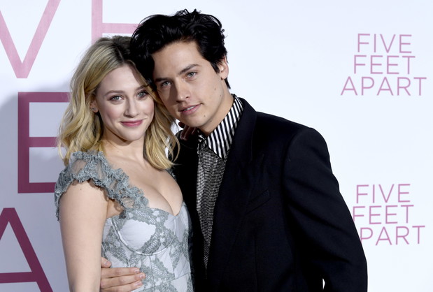 Cole Sprouse i Lili Reinhart na premierze filmu Five Feet Apart, 2019 rok.
