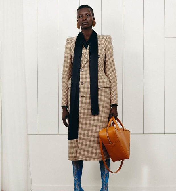 Dwurzędowa jesionka Balenciaga Pre-Fall 2017