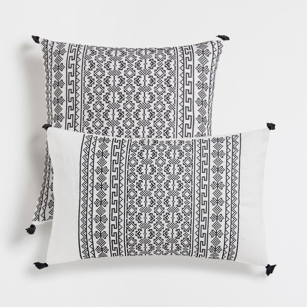Powłoczki z pomponikami, ZARA HOME, 89,90 zł sztuka.