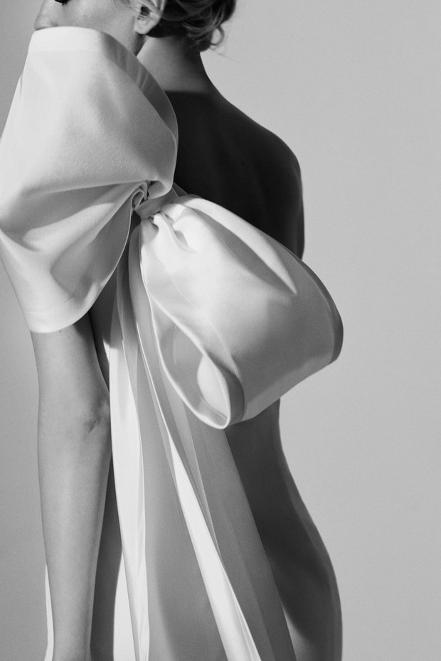 Suknia z obszerną kokardą Carolina Herrera