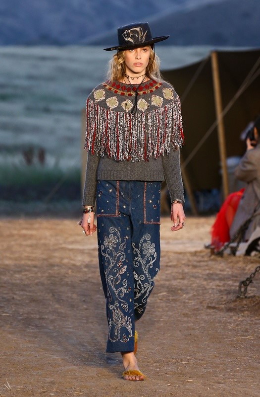 Dior Restort 2018 - sweter z frędzlami