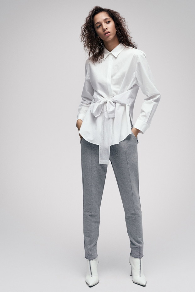 Dresowe spodnie i biała koszula Alexander Wang Pre-Fall 2017