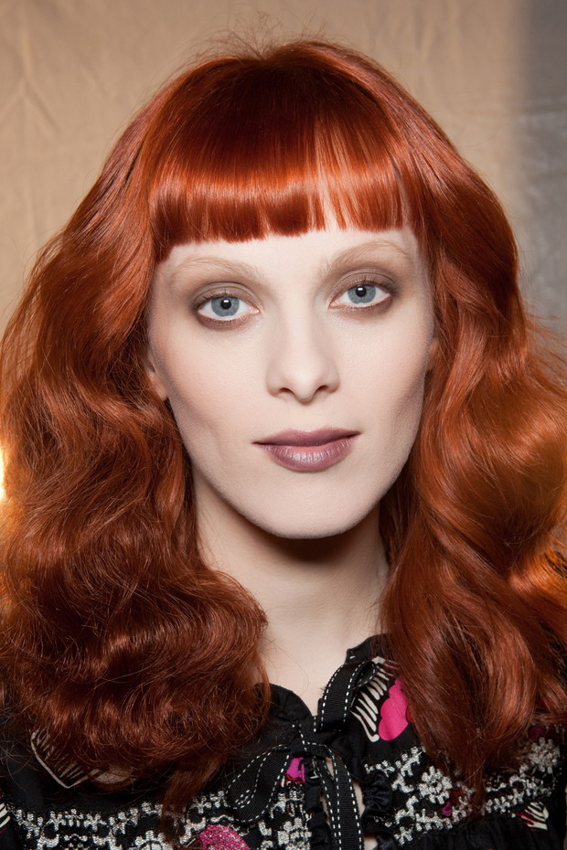 Modne fryzury z rudych włosów, Anna Sui