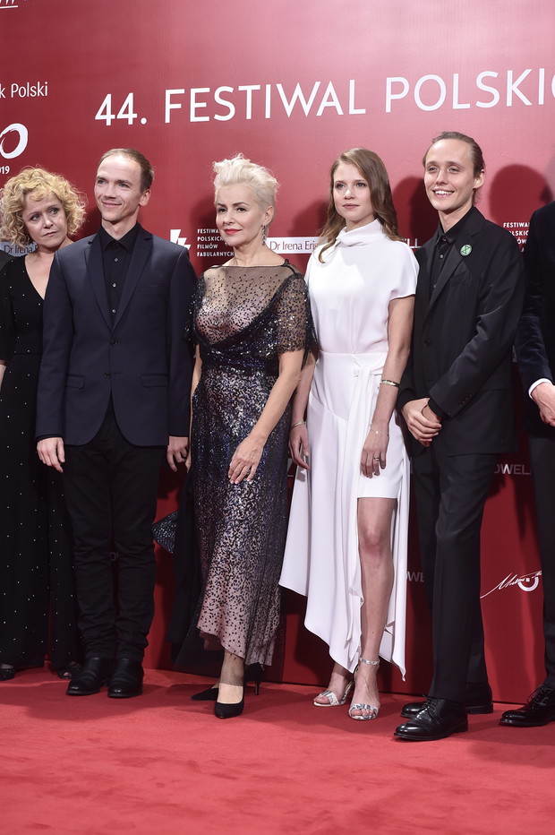 Jan Komasa, Aleksandra Konieczna, Eliza Rycembel i Bartosz Bielenia na gali zamknięcia Festiwalu Filmowego w Gdyni 2019.